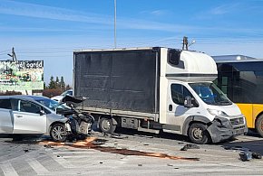Kolizja na ulicy Sikorskiego! Trzy pojazdy uszkodzone, w tym miejski autobus