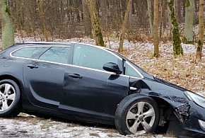 Niebezpieczne warunki na drogach – kolizja z udziałem trzech osobówek