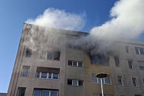 Groźny pożar w mieszkaniu na osiedlu. Dwie osoby poparzone.