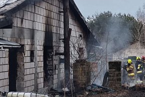 Pożar pieczarkarni w  gminie Dolsk – w akcji udział brało 13 zastępów straży