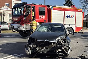 Zderzenie dwóch aut na skrzyżowaniu w Śremie. Są utrudnienia!