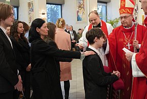 Bierzmowanie młodzieży w parafii pw. Ducha Świętego w Śremie