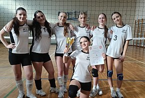 SP 6 najlepsza w powiatowych rozgrywkach siatkarskich