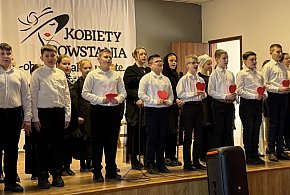 Oddano hołd cichym bohaterkom - Wieczór Patriotyczny w Chwałkowie Kościelnym