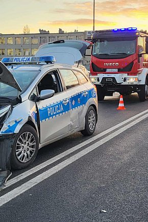 Zderzenie z udziałem radiowozu. Dwóch policjantów w szpitalu-5628