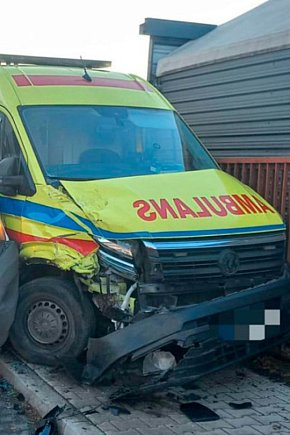 Zderzenie karetki pogotowia z busem-5755