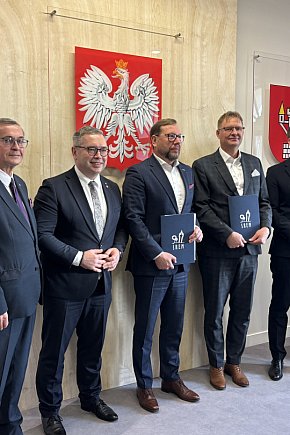 Podpisanie umowy na realizację 8 budynków mieszkalnych-5783