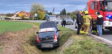 Auto w rowie, kierowca bez poważnych obrażeń-83748