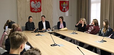 Samorząd od podszewki - Ósmoklasiści z SP2 w Śremie odwiedzili Burmistrza-85317