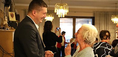 Wigilijne spotkanie seniorów przy parafii pw. Ducha Świętego - Burmistrz z życzeni-85488