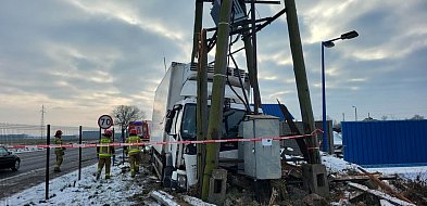 Uderzenie ciężarówki w słup energetyczny! Kierowca w szpitalu, Grzymysław bez prąd-85870