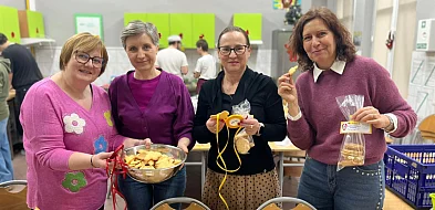 Słodka sobota na targowisku! Uczniowie ZSP piekli ciastka dla małej Marysi-86146