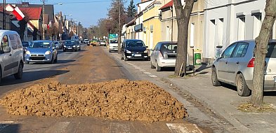 Zanieczyszczona jezdnia obornikiem w centrum Zaniemyśla