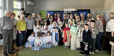 „Najpierw wnuki, potem dziadkowie”. Międzypokoleniowe wzruszenia w Klubie Senior +