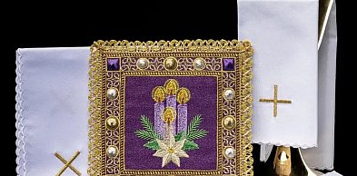 Adwentowe Obrusy w Odcieniach Fioletu: Dekoracja Ołtarza na Czas Oczekiwania