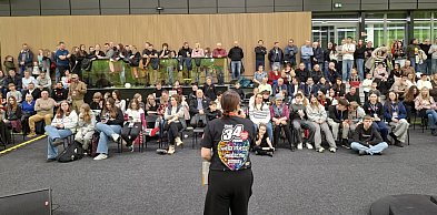 Książ Wielkopolski zagrał z sercem! Rekordowa kwota i czworonożny wolontariusz