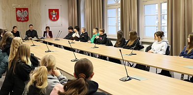 Zamiast w ławkach – w gabinecie burmistrza. Uczniowie z Dąbrowy na „żywej lekcji”