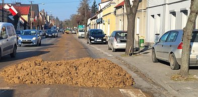 Zanieczyszczona jezdnia obornikiem w centrum Zaniemyśla