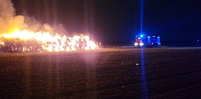 Wezwanie do pożaru balotów  w Pyszącej. Kolejny pożar  kilkaset metrów dalej