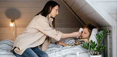 Termometry elektroniczne i bezdotykowe – który model wybrać do rodziny