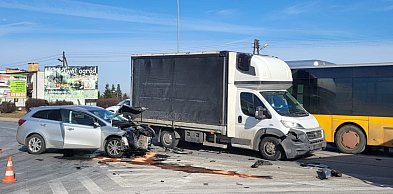 Kolizja na ulicy Sikorskiego! Trzy pojazdy uszkodzone, w tym miejski autobus