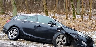 Niebezpieczne warunki na drogach – kolizja z udziałem trzech osobówek