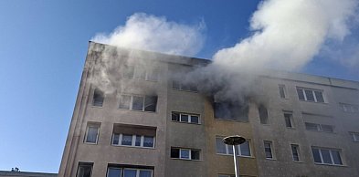 Groźny pożar w mieszkaniu na osiedlu. Dwie osoby poparzone.