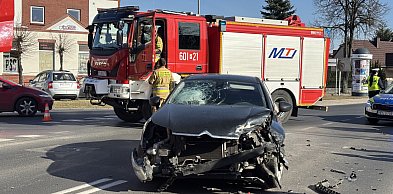 Zderzenie dwóch aut na skrzyżowaniu w Śremie. Są utrudnienia!