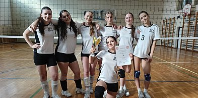 SP 6 najlepsza w powiatowych rozgrywkach siatkarskich