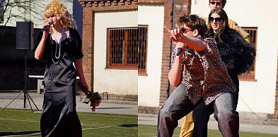 Szpilki, zalotki i wielka scena na szkolnym boisku - Dzień Kobiet w śremskim LO!