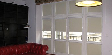 Rolety regulujące dostęp światła w pomieszczeniach