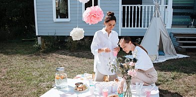 Garden party w Polsce – inspiracje na zewnętrzne przyjęcie z klasą