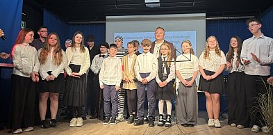 Seniorzy na żywej lekcji historii! Spektakl "Katyń" w wykonaniu uczniów Bodzyniewa