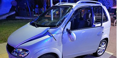 Nietypowy wypadek przy dworcu PKS – przez pasażera samochód przewrócił się na bok