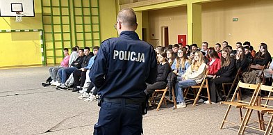 Bezpieczeństwo w sieci priorytetem - Funkcjonariusze z wizytą w ZSR w Grzybnie