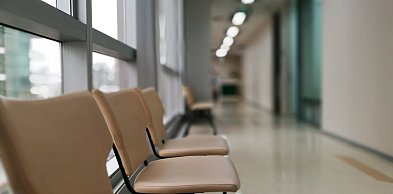 Kompleksowe wyposażenie placówek medycznych: rola wózków medycznych i szaf metalow