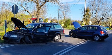 Zderzenie dwóch Volkswagenów. Jedna osoba odwieziona do szpitala.