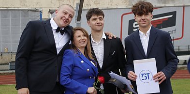 Koniec pewnego etapu. Maturzyści z ZST oficjalnie pożegnali szkołę