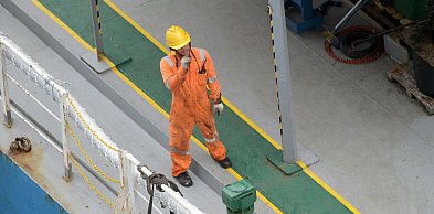 Kombinezon ochronny wielorazowy — poradnik wyboru i pielęgnacji