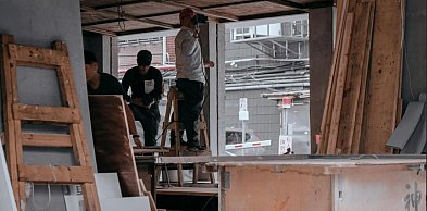 Refit czy budowa od zera – kiedy opłaca się odświeżyć salon sprzedaży?