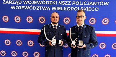 Policjanci ze Śremu uhonorowani! Uratowali człowieka z płonącego budynku