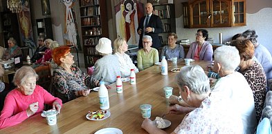 „Od mleka do produktu” – Wyjątkowe spotkanie śremskich seniorów z lokalną tradycją