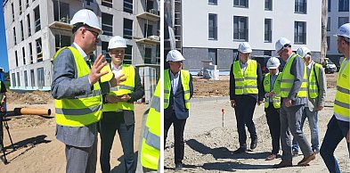 Wiceminister Tomasz Lewandowski w Śremie. Odwiedził osiedle przy ul. Farnej