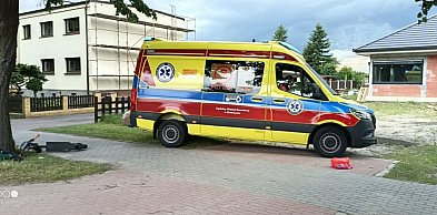 Wypadek w Pępowie. Pijany 27-latek na hulajnodze elektrycznej uderzył w drzewo