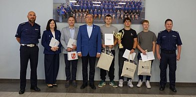 Sukces młodych kierowców ze Śremu! Oficjalne gratulacje w śremskiej komendzie