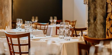 Jak dopasować salę restauracyjną do charakteru rodzinnej uroczystości?
