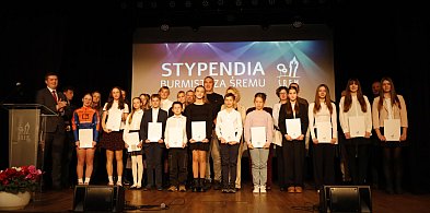 Uczniowie nagrodzeni! Stypendia Burmistrza dla najzdolniejszych uczniów-84840