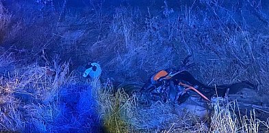 Wystająca ręka ocaliła go we mgle! Policjanci ze Śremu uratowali motocyklistę-85434