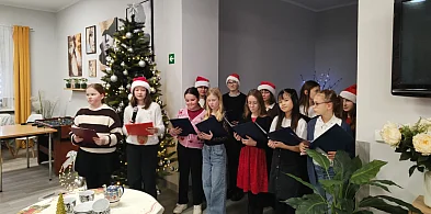 Świąteczna lekcja empatii SP6 - Wolontariusze odwiedzili śremskie domy pomocy-85482