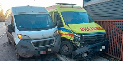 Zderzenie karetki pogotowia z busem. Policja ustaliła winnego-85575
